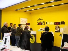 Faturamatik tabelalı işlem bankosunda müşteriler