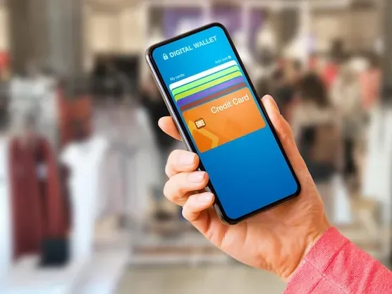 Cep telefonundan dijital cüzdanla ödeme yapan kullanıcı