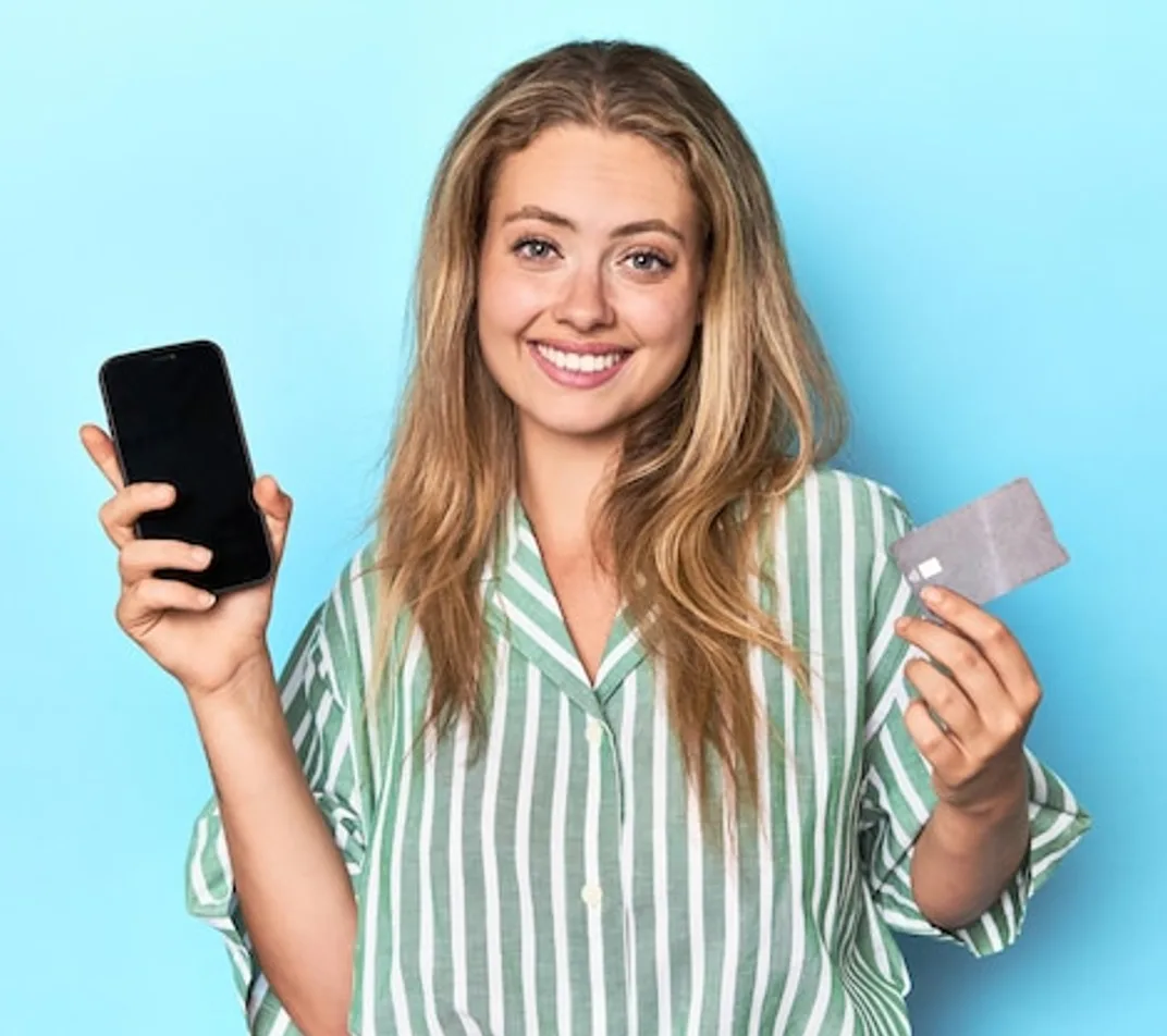Telefonuyla TL yükleme yapan kişi