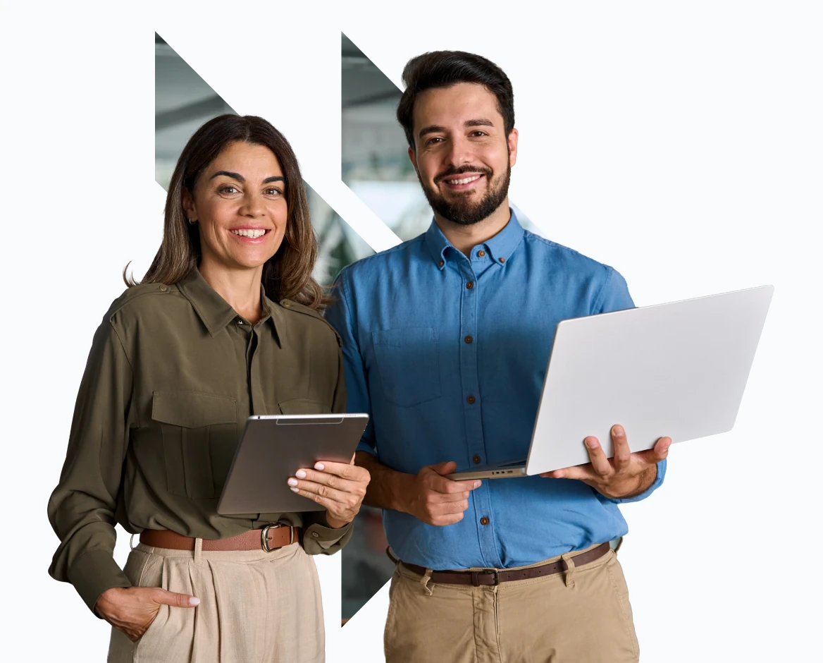 Dizüstü bilgisayar ve tabletle çalışan iki Faturamatik iş ortağı