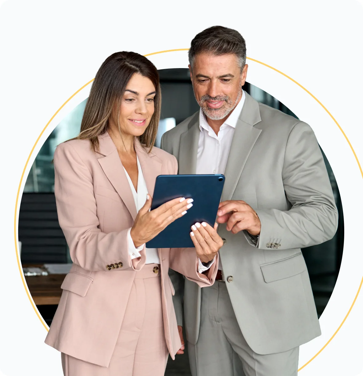 Tablet üzerinde yönetim panelini inceleyen iki kurumsal çalışan